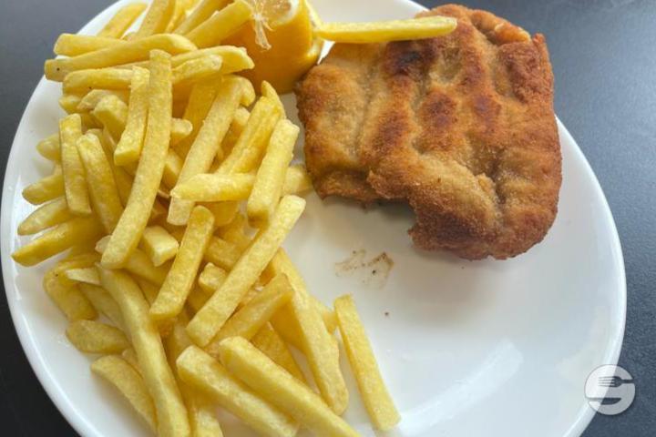 Wienerschnitzel mit Pommes frites - Centro Pizza Kurier