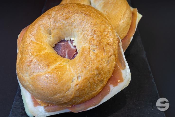 Bagel Jambon Serano - Loops & Coffee