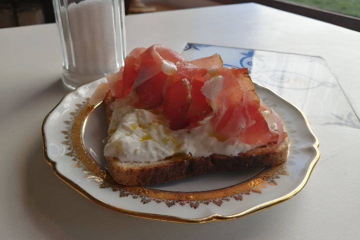 Toast fromage stracciatela jambon - Montfalcon