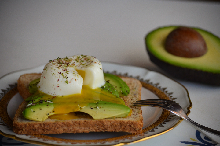 Toast oeuf poché avocat - Montfalcon