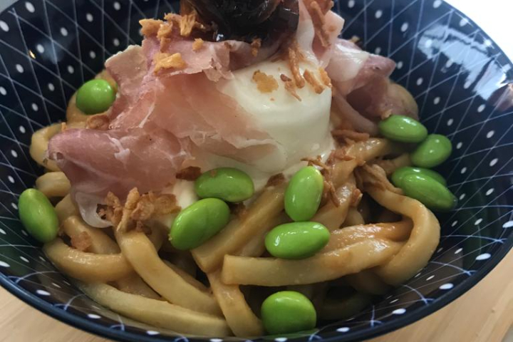 Udon Noodle Buddha Bowl oeuf poché bacon "du JEUDI" - Montfalcon