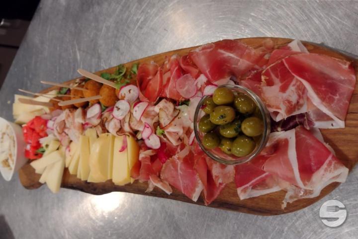Tagliere di salumi e formaggi - Ideal Restaurant