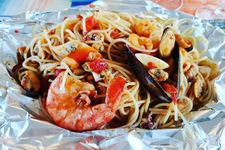 Spaghetti al cartoccio con frutti di mare - Ristorante Pizzeria del Ponte