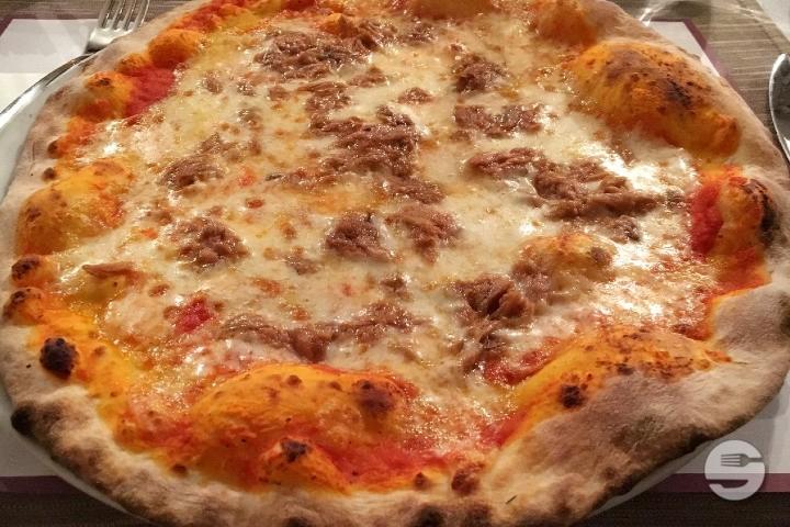 Pizza al tonno - Ristorante Pizzeria del Ponte