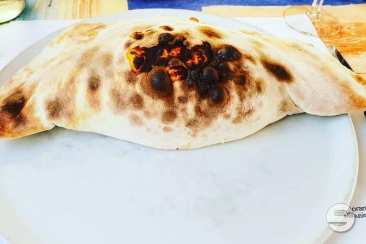 Calzone ripieno con uovo - Ristorante Pizzeria del Ponte
