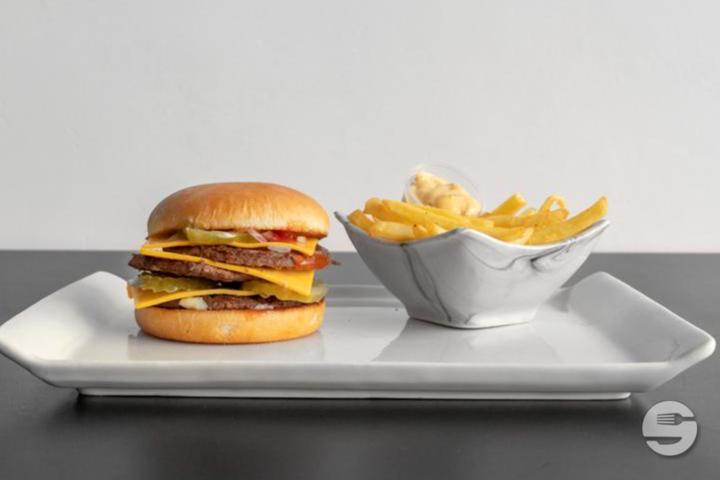Triple Cheeseburger - DZ Burger