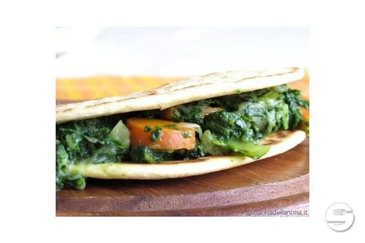 Piadina vegetariana pomodori secchi e freschi rucola scamorza peperoni - Passione Italiane
