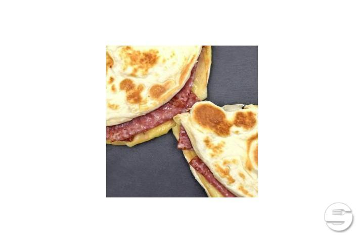 Piadina salame piccante o dolce scamorza pomodori freschi rucola - Passione Italiane