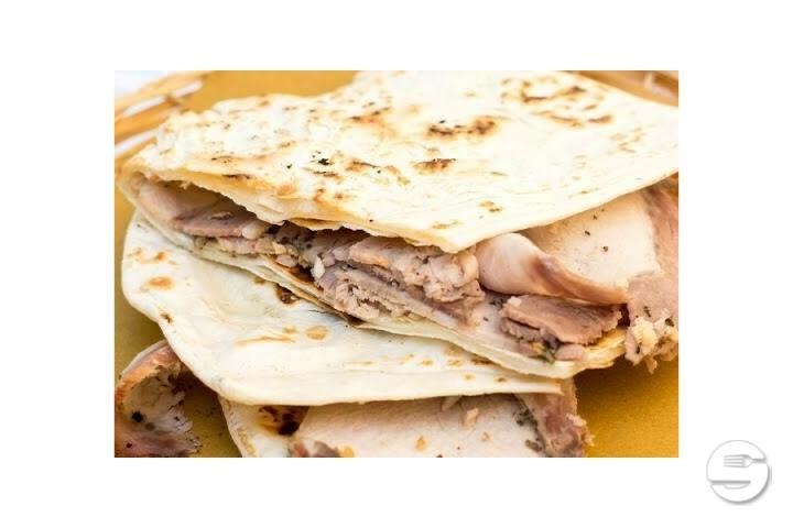 Piadina porchetta scamorza pomodori freschi rucola - Passione Italiane
