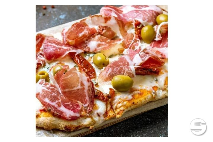 Pinsa Romana capocollo mozzarella di bufala pomodoro olive - Passione Italiane