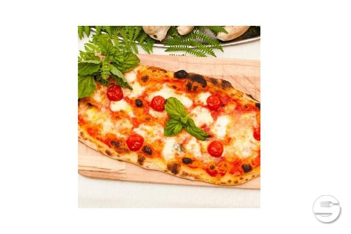 Pinsa Romana salame mozzarella di bufala pomodoro - Passione Italiane