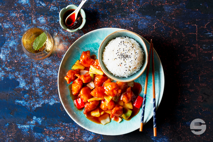651. Chicken in a sweet chili paste with onions and vegetables - Scent of Bamboo Zürich
