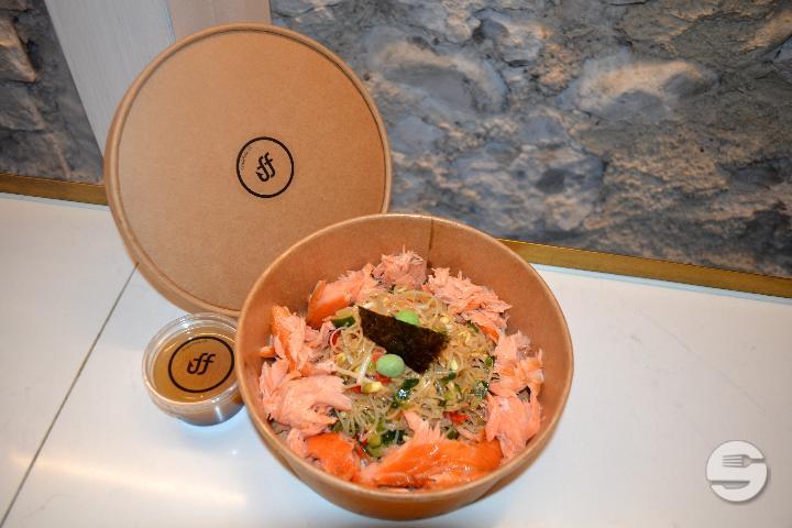 Glass noodle salad with warm smoked salmon - Frisk Fisk