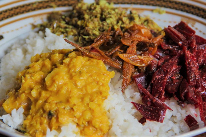 Lunch Menu 3 "Vegi": Basmati rice with 3 different vegetables/vegetable curry and papadam - CHICKPEA