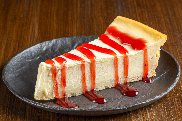 Cheesecake à la vanille au coulis de fraise - Blaqk Pizza