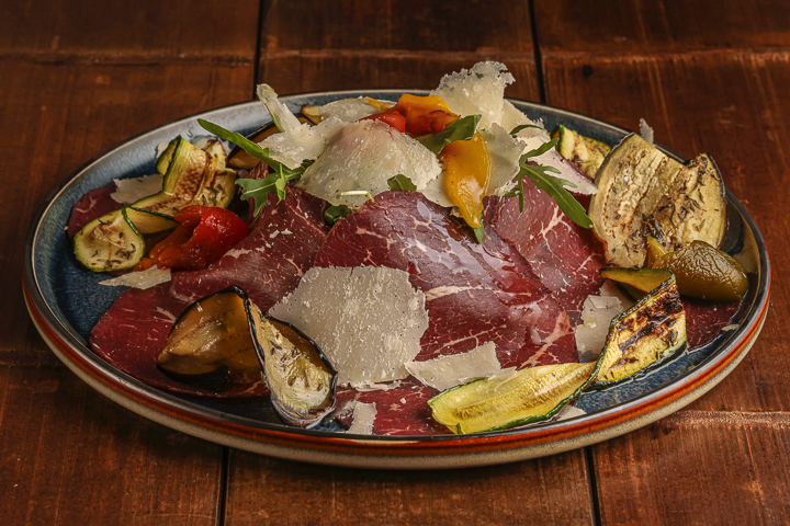 Insalata Bresaola aux Légumes du Soleil Grillés - Blaqk Pizza