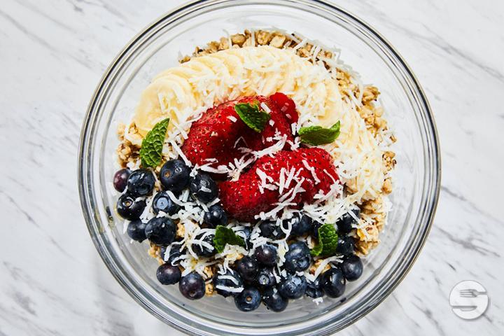 Homemade Granola with Soy Yoghurt - Vertigo by Anna