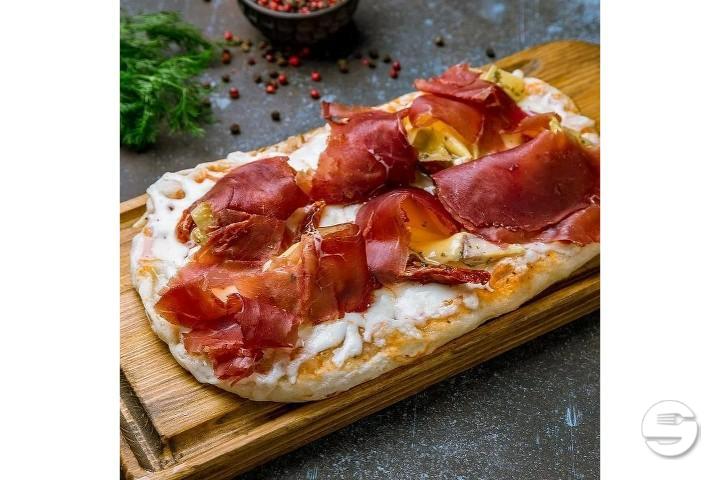 Pinsa Romana bresaola tomatoes and buffalo mozzarella - Posca Vini