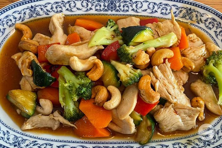 Chicken Cashew Nuts (leicht scharf) - Jacky's Wok