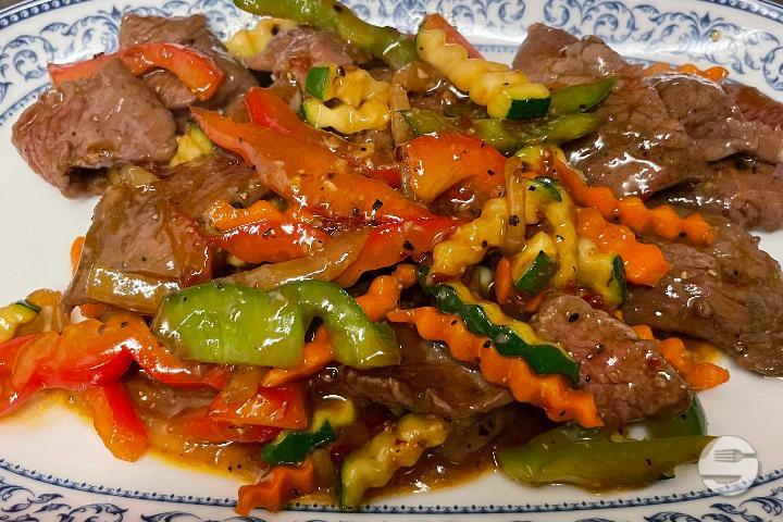 Black Pepper Beef (scharf) - Jacky's Wok