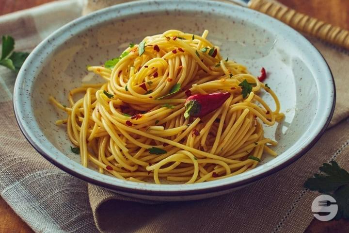 Pasta Aglio ollo e Peperoncini - Im Guet Pizzeria