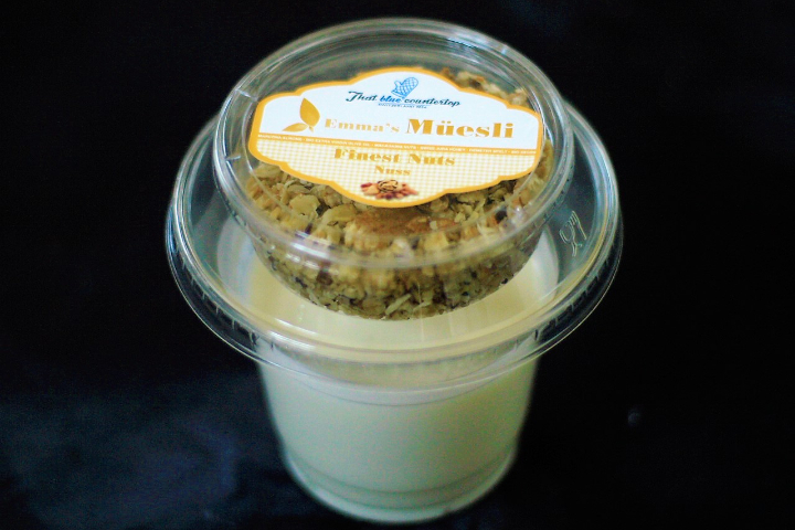 Yogurt mit Emma´s Müesli Klassiker – Feinste Nüsse - Emma's Müesli & Cakes Basel