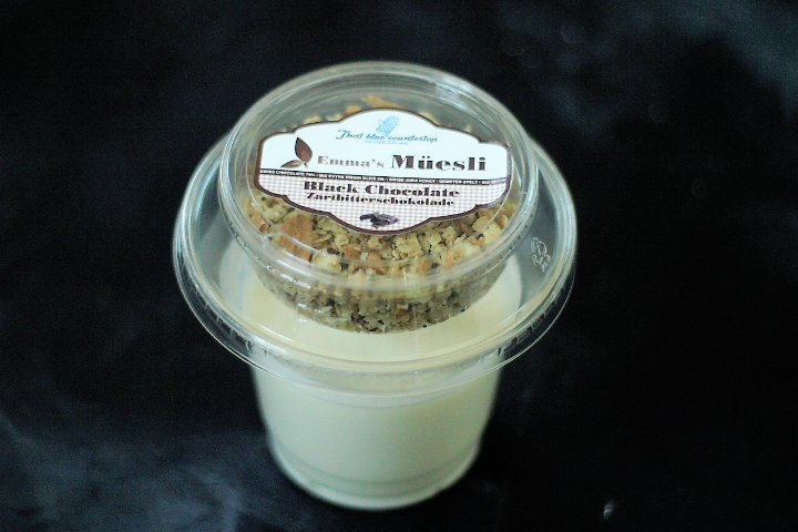 Yogurt mit Emma´s Müesli Klassiker Zartbitterschokolade - Emma's Müesli & Cakes Basel