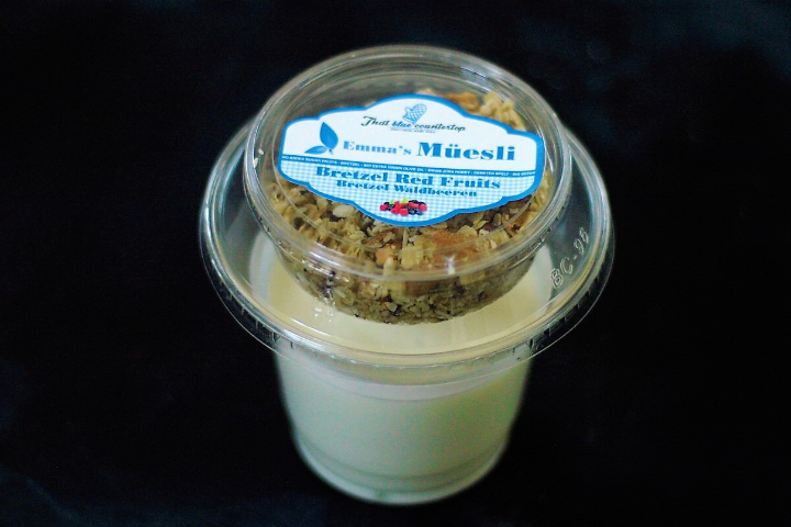 Yogurt with Emma's Muesli Classic Bretzel and Forest Berries 150 ml - Emmas Müesli