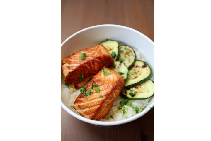 Salmone scottato con riso e zucchine - Belvga