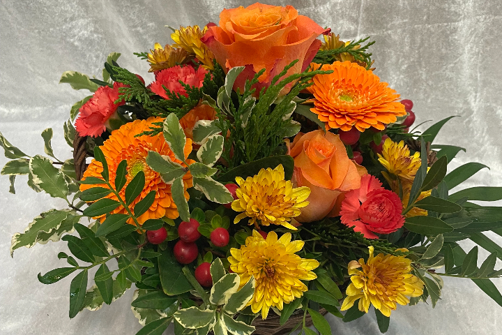 Arrangement dans un panier ton automnal - Sylna Fleurs