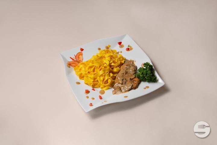 Veal meat. Mushrooms. Broccoli cream sauce. Curry powder - Restaurant Mahnaz