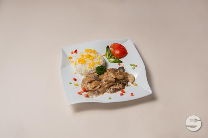 Veal escalope with mushroom sauce - Restaurant Mahnaz