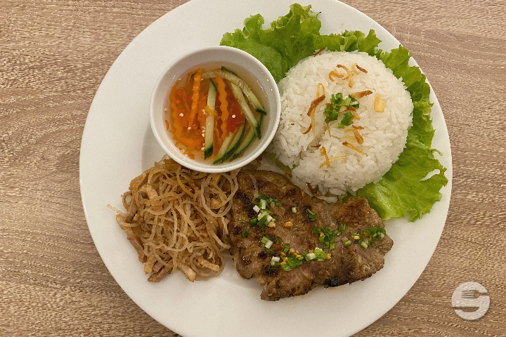 Riz Blanc avec Côtelette du Porc Grillé (Com Tam) - Miss Saigon