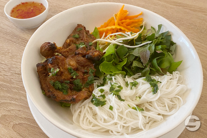 Vermicelles avec Porc Grillé (Bun Thit Nuong) - Miss Saigon