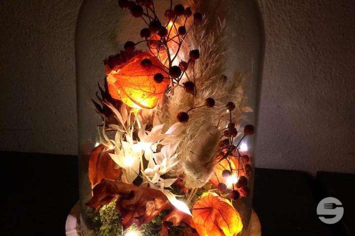 Flower Decoration under a Glass Cover - Atelier Végétal