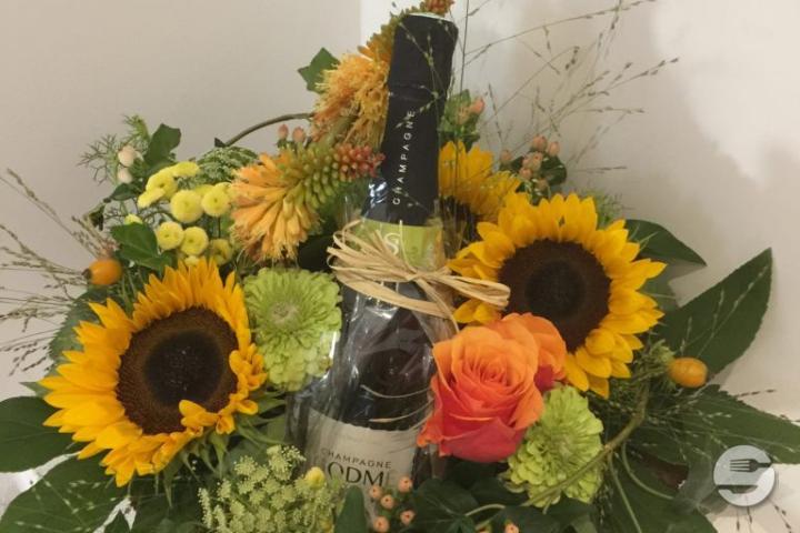 Basket with Proseco Bottle - Atelier Végétal