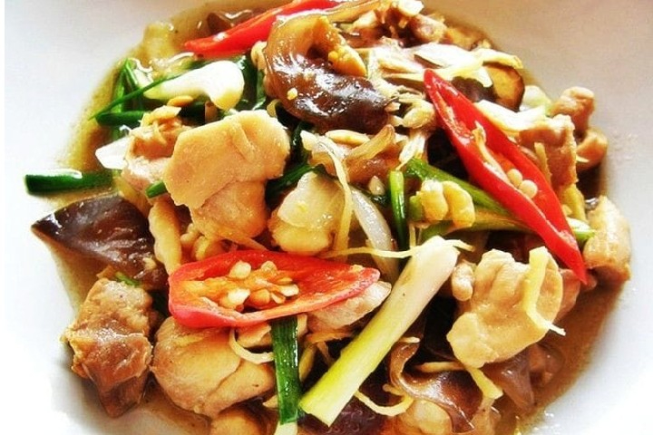 23. Stir - Fried Chicken Ginger 🍲 - KIN-D Thai Take Away