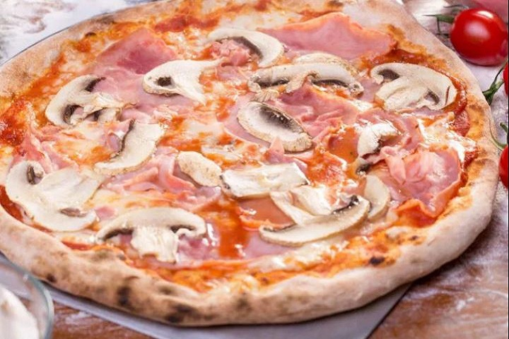 Pizza Prosciutto e Funghi - Artigiano Cafe Bern