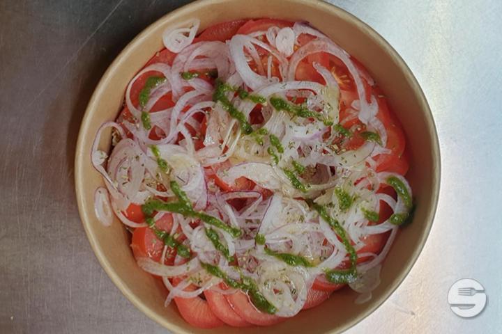 Tomaten-Zwiebel Salat - Mister Chicken