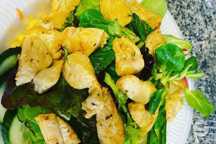 Fitnessteller mit Pouletstreifen - Schmiede Restaurant Oberi