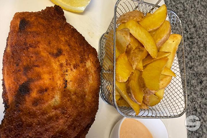Schnweinsschnitzel Paniert - Schmiede Restaurant Oberi