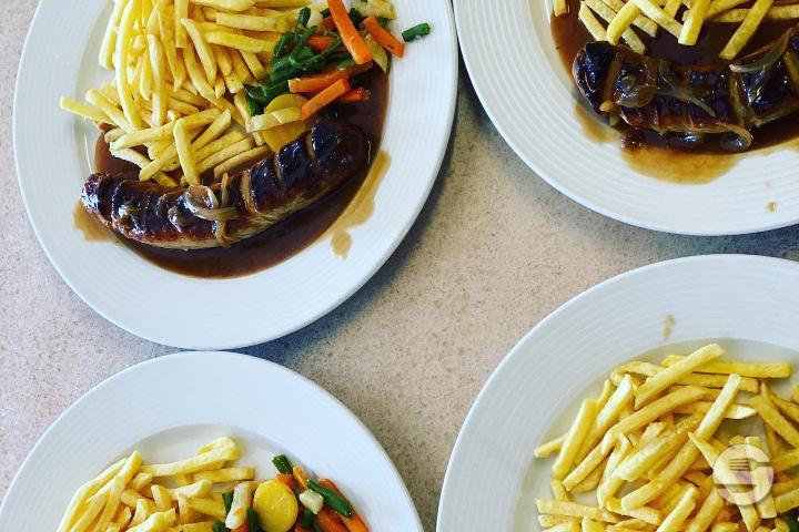 Bratwurst mit Zwiebelsauce - Schmiede Restaurant Oberi