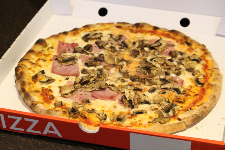 Pizza HAM & MUSHROOMS - Café des Charmilles