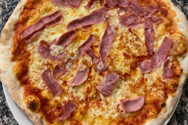 112. Pizza Prosciutto - Le Mirabeau