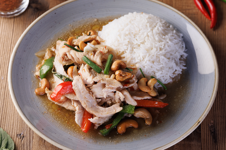 114. Émincé de Poulet Sauté aux Noix de Cajou - Manira Wokshop