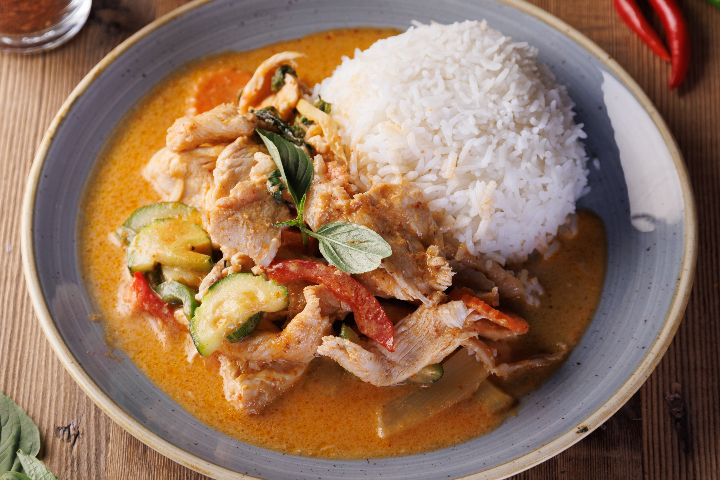 116. Émincé de Poulet au Curry Rouge - Manira Wokshop