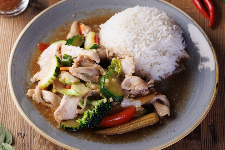 124. Émincé de Poulet aux Légumes - Manira Wokshop