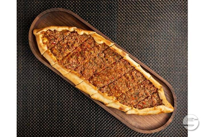 Pide mit Kebapfleisch - Pizza Banoo
