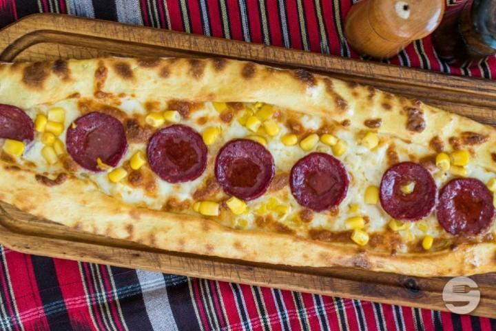 Pide mit Ei und Sucuk - Pizza Banoo