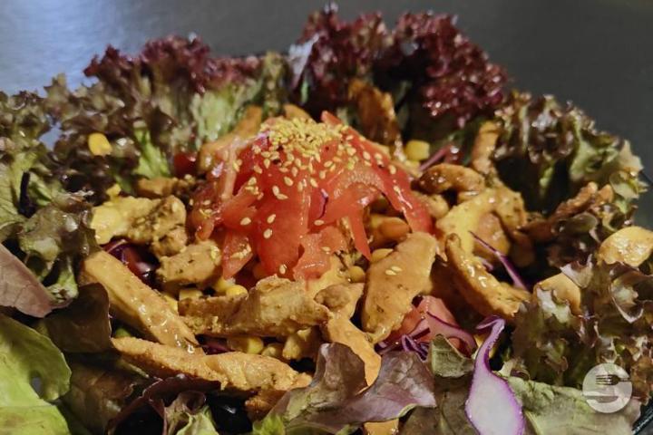 Grande Salade de Poulet - Arômes et Saveurs